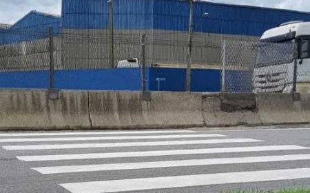 Faixa de pedestre é pintada em frente a mureta em rodovia de Paranaguá