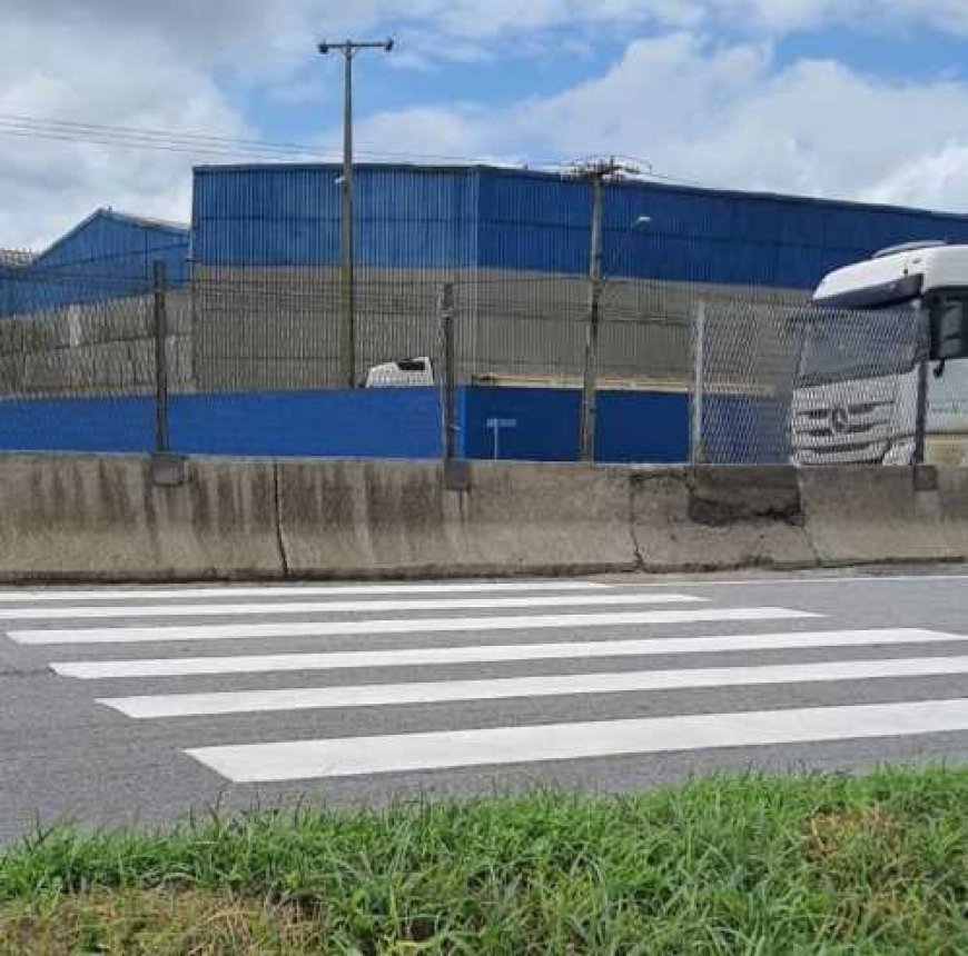 Faixa de pedestre é pintada em frente a mureta em rodovia de Paranaguá