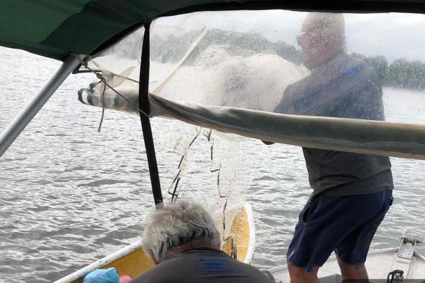 Pesca predatória: agentes do IAT apreendem redes de arrasto nas baías de Antonina e Paranaguá