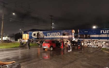 Locomotiva colide com automóvel na Av. Roque Vernalha em Paranaguá