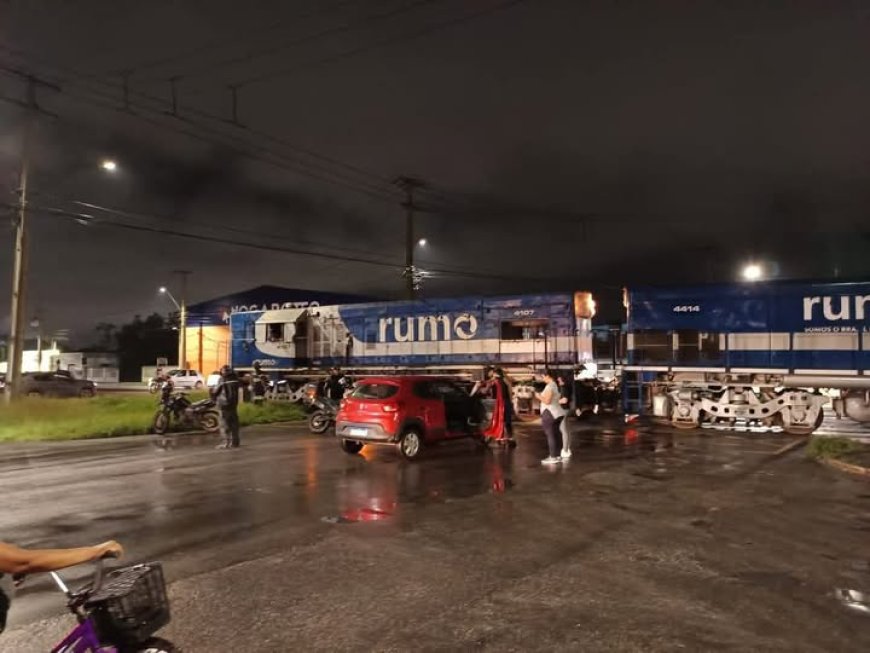 Locomotiva colide com automóvel na Av. Roque Vernalha em Paranaguá