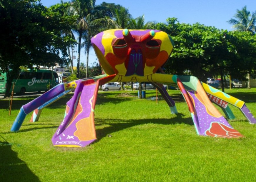 Mutirão de pintura do projeto “Paranaguá Mais Cores” transforma caranguejo da rodoviária