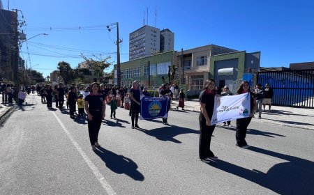 Começa daqui a pouco Desfile Cívico dos 377 anos de Paranaguá que valoriza a história do município e terá participação expressiva de escolas e entidades