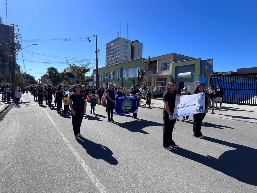 Começa daqui a pouco Desfile Cívico dos 377 anos de Paranaguá que valoriza a história do município e terá participação expressiva de escolas e entidades